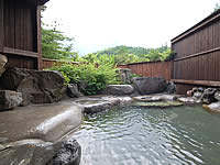貸切露天風呂の隣にある飛騨高山の「旅館　焼の湯」の男女別露天風呂