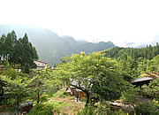 高山の「旅館 焼乃湯」の和室の窓からの眺め