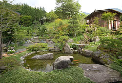 高山の「旅館 焼乃湯」の中庭にある池