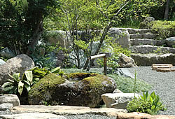 高山の「旅館 焼乃湯」の中庭にある庭園