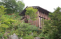 高山の「旅館 焼乃湯」の中庭にある水車小屋