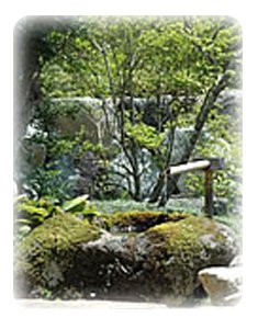 奥飛騨温泉の源泉かけ流しの旅館「焼乃湯」の中庭